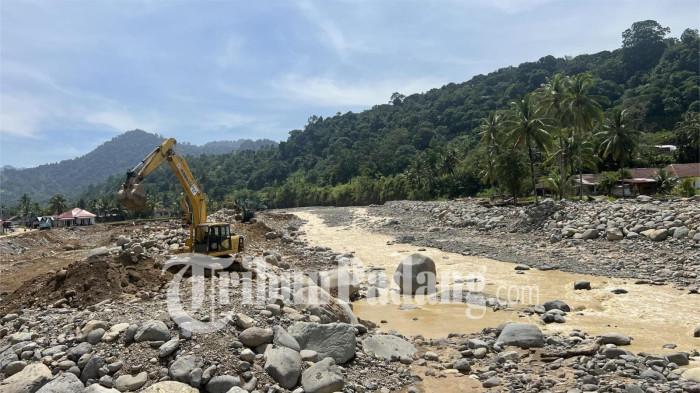 NORMALISASI SUNGAI- Alat berat melakukan normalisasi aliran sungai di sungi kawasan Batu Busuk, Kecamatan Pauh, Kota Padang, Sumatera Barat, Kamis (2/4/2026). Fokus pengerjaan difokuskan pada pembersihan material sedimen dan penguatan tebing sungai di titik-titik rawan sekitar Jembatan Batu Busuk.