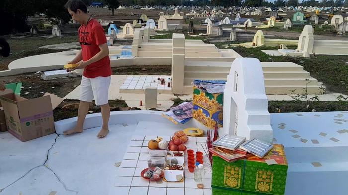 TRADISI TAHUNAN - Suasana ziarah di Area Pemakaman Warga Tionghoa Manggar, Desa Padang, Belitung Timur, Jumat (3/4/2026). Memasuki periode Ceng Beng, area pekuburan ini menjadi pusat kegiatan ziarah bagi warga lokal maupun perantau yang pulang untuk membersihkan makam leluhur. 