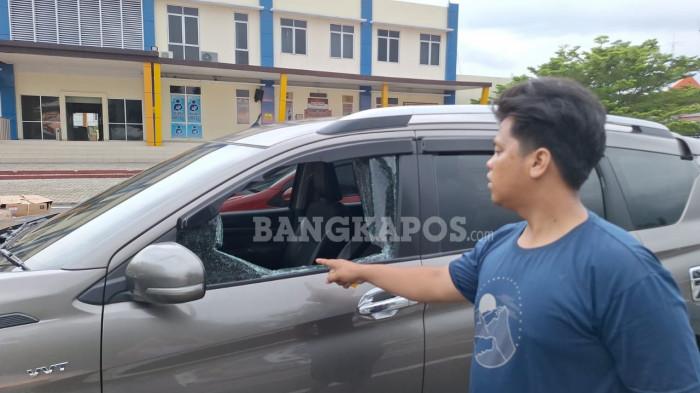 MODUS PECAH KACA -- Korban perampokkan saat menunjukkan kondisi mobil, di Mapolresta Pangkalpinang, Kamis (2/4/2026)