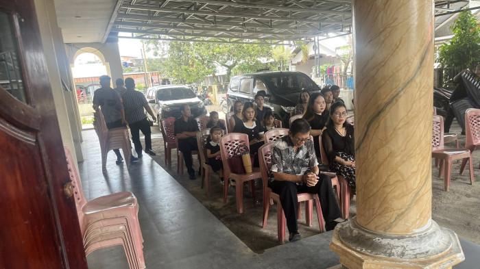 IBADAH - Umat Kristiani di Jemaat GMIM Betlehem Kawangkoan Baru, Minahasa Utara, Sulawesi Utara hari ini, Jumat (3/4/2026), melaksanakan ibadah Jumat Agung dengan penuh khidmat dan suasana reflektif.