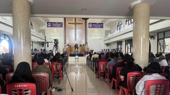 IBADAH - Umat Kristiani di Jemaat GMIM Betlehem Kawangkoan Baru, Minahasa Utara, Sulawesi Utara hari ini, Jumat (3/4/2026), melaksanakan ibadah Jumat Agung dengan penuh khidmat dan suasana reflektif.