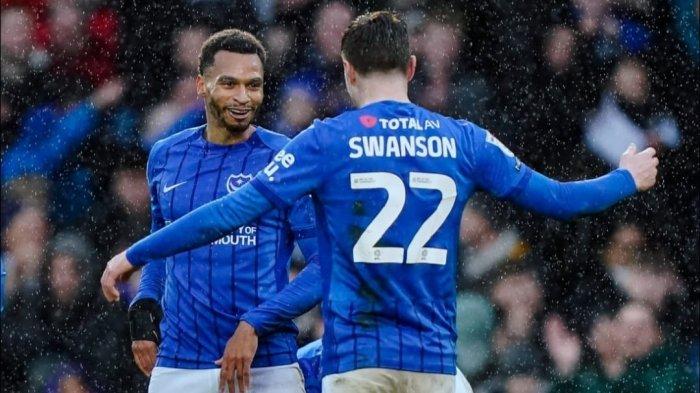 EFL CHAMPIONSHIP - Pemain Portsmouth sedang merayakan gol. Portsmouth akan menjamu Cardiff City dalam pertandingan EFL Championship malam ini, Rabu (12/2/2025) dini hari.
