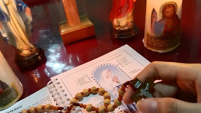 DOA NOVENA- Ilustrasi seorang umat kristiani saat membaca doa novena pada momen Jumat Agung.