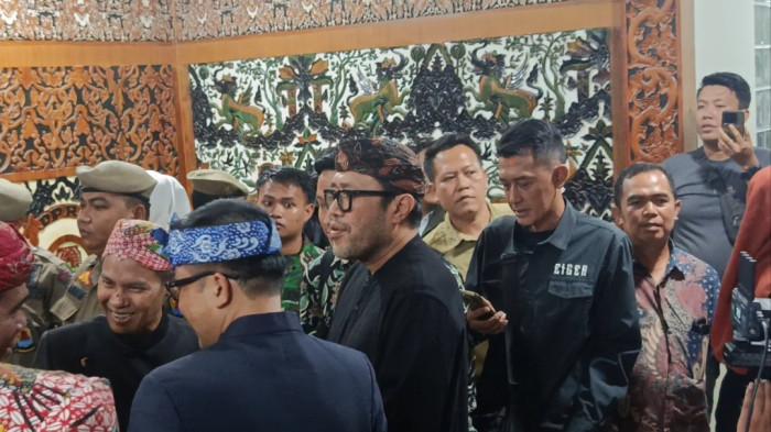 HADIRI RAPAT - Ketua DPD PDI Perjuangan Jawa Barat, Ono Surono, tertangkap kamera tampak hadir dalam Rapat Paripurna Hari Jadi ke-544 Kabupaten Cirebon, Kamis (2/4/2026).