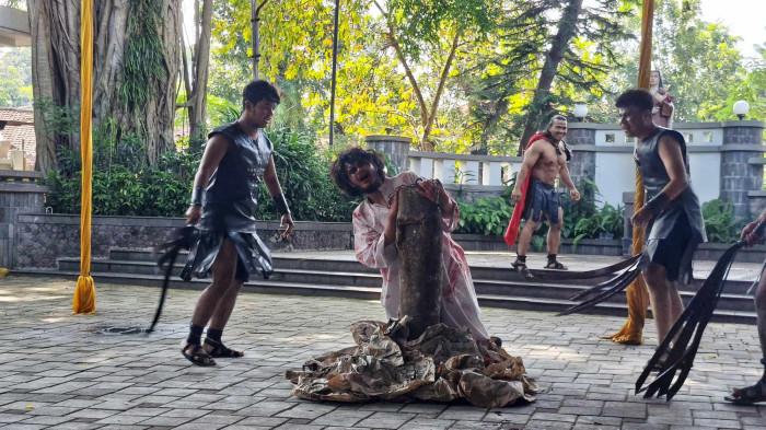 JALAN SALIB - Drama Yesus disiksa dalam rangkaian Jalan Salib atau Via Dolorosa di Gereja Katolik Paroki St Theresia Bongsari, Jumat (3/4/2026) pagi. Prosesi Jalan Salib menjadi puncak peringatan Jumat Agung menyambut Paskah.