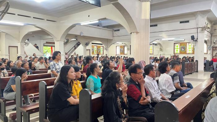 Umat saat tablo di gereja santa teresia jambi