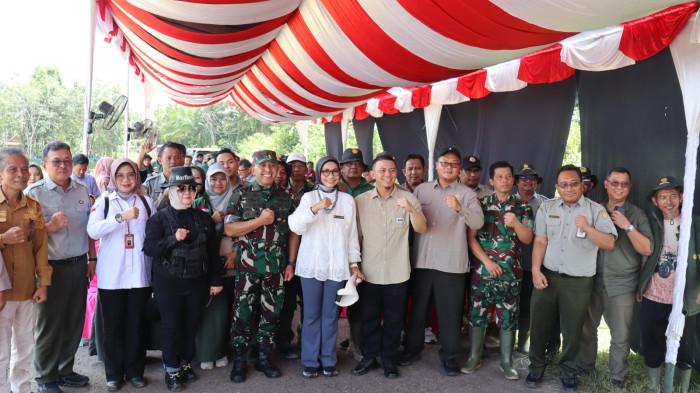 TANAM BERSAMA - Kementerian Pertanian terus mengakselerasi pemanfaatan lahan cetak sawah rakyat (CSR) untuk memperkuat ketahanan pangan nasional. Salah satunya dilakukan melalui kegiatan tanam bersama di Kecamatan Sungai Lais, Kabupaten Musi Banyuasin (Muba), Kamis (2/4/2026).
