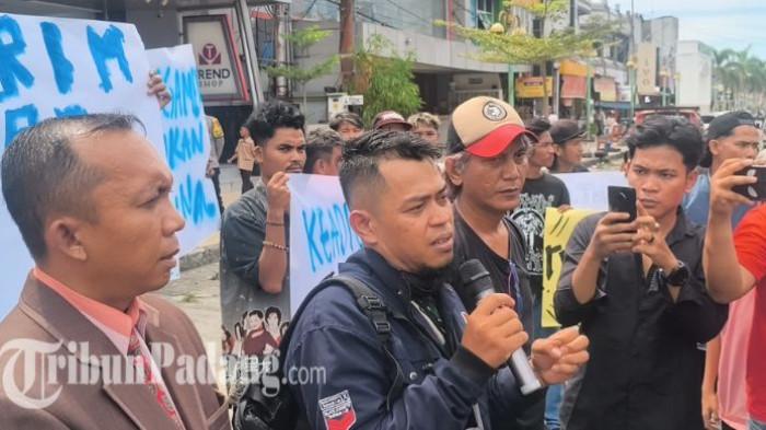 PENGAMEN MENINGGAL - Pihak keluarga bersama masyarakat menggelar aksi demonstrasi di Pasar Raya Padang untuk menuntut keadilan atas meninggalnya Karim (32), Kamis (2/4/2026). Pihak keluarga mengaku tidak menerima kematian korban, sebab berdasarkan surat kematian dari RS Bhayangkara disebutkan korban meninggal secara tidak wajar akibat perdarahan di kepala.