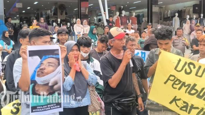 PENGAMEN MENINGGAL - Pihak keluarga bersama masyarakat menggelar aksi demonstrasi di Pasar Raya Padang untuk menuntut keadilan atas meninggalnya Karim (32), Kamis (2/4/2026). Massa memadati kawasan pusat perbelanjaan tersebut sebagai buntut dari kematian pengamen yang diduga terjadi setelah korban diamankan petugas Satpol PP Padang pada Senin lalu.