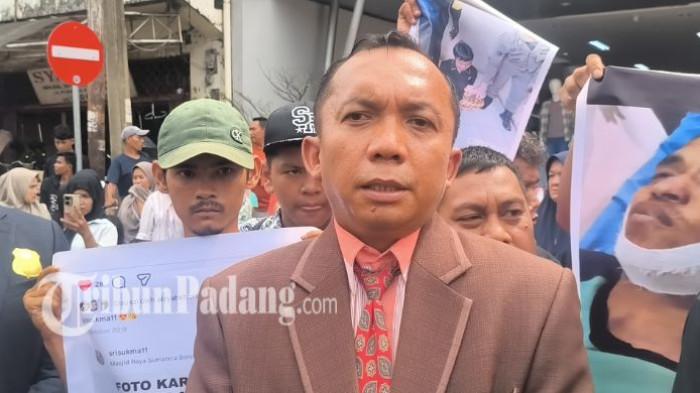 PENGAMEN PADANG MENINGGAL - Kuasa hukum Karim (32) dari LBH Cakra Nusantara Indonesia Bersatu, Afrinaldo saat memberikan keterangan di kawasan Pasar Raya Padang, Kamis (2/4/2026). Afrinaldo laporkan ke polisi kematian Karim diduga akibat penganiayaan berat oleh Satpol PP.