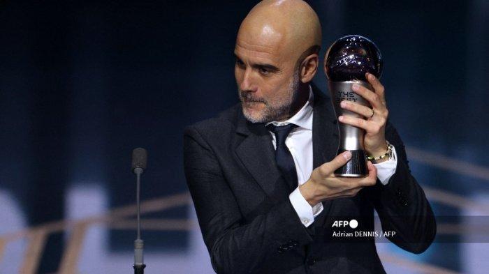 Manajer Manchester City, Pep Guardiola memegang penghargaan Pelatih Pria Terbaik FIFA 2023. Penghargaan ini diberikan kepada Pep Guardiola dalam acara  The Best FIFA Football Awards 2023 yang digelar di London, Selasa (16/1/2024) dini hari WIB. Penyerahan penghargaan diberikan oleh legenda Arsenal Thierry Henry dan Reshmin Chowdhury.Adrian DENNIS / AFP