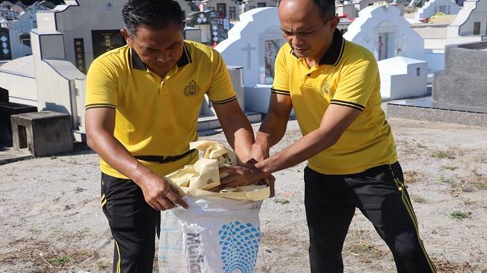 KERJA BAKTI -- Suasana saat personel Polres Bangka Tengah melakukan kegiatan kerja bakti di kawasan Perkuburan Hu Chutse, Simpangperlang, Kecamatan Koba, Kabupaten Bangka Tengah, jelang puncak perayaan Ceng Beng, Jumat (3/4/2026).