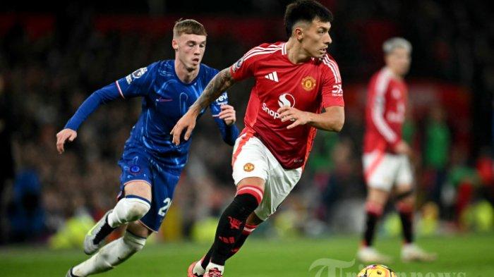 CHELSEA DIPREDIKSI MENANG - Bek Manchester United asal Argentina #06 Lisandro Martinez berlari mengejar bola dari gelandang Chelsea asal Inggris #20 Cole Palmer selama pertandingan sepak bola Liga Primer Inggris antara Manchester United dan Chelsea di Old Trafford di Manchester, barat laut Inggris, pada tanggal 3 November 2024. (ARSIP DOKUMENTASI 2024) (Photo by Paul ELLIS / AFP)