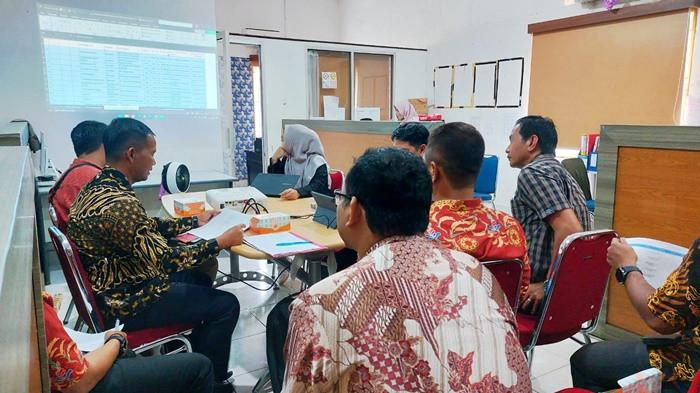 DESK TRILATERAL MEETING -- Sejumlah pegawai di lingkungan Pemerintah Kabupaten Bangka Selatan ketika mengikuti desk trilateral meeting di Kantor Bappelitbanda setempat, Kamis (2/4/2026) kemarin. Program tersebut dilakukan guna menyaring program agar tepat sasaran sekaligus menghindari tumpang tindih kegiatan antar perangkat daerah.