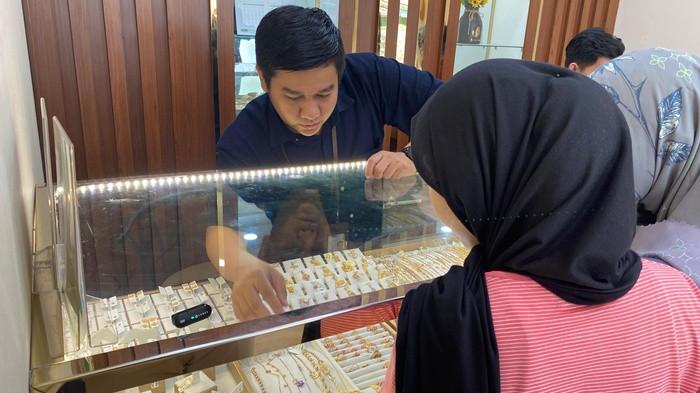 Emas di Galeri 24 Pegadaian Pangkalpinang, Jumat (13/2/2026).