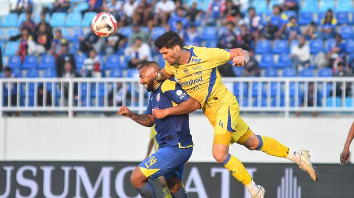 DUEL UDARA - Pemain Arema FC, Dalberto Luan Belo (kiri) berduel bola udara dengan bek Persib Bandung, Julio Cesar dalam laga lanjutan Super League 2024-2026 di Stadion Kanjuruhan, Kabupaten Malang, Jawa Timur, Senin (22/9/2025). Di laga ini, Arema FC kalah dari Persib Bandung dengan skor 1-2.