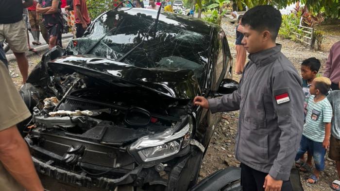 KECELAKAAN - Kendaraan roda 4 jenis Honda Brio mengalami kecelakaan tunggal di desa Toruakat, Kecamatan Dumoga, Kabupaten Bolaang Mongondow, Sulawesi Utara, Jumat (03/04/2026). Honda Brio hilang kendali hingga tabrak pohon di tepi jalan.