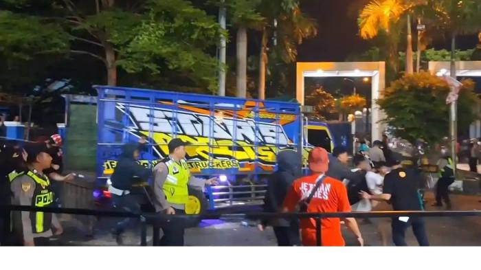 SUPORTER RICUH - Petugas keamanan berusaha melerai bentrokan suporter Persijap dan Persis di depan Stadion Gelora Bumi Kartini, Jepara, Kamis (5/3/2026) malam.