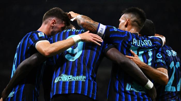 BERSELEBRASI - Selebrasi para pemain Inter Milan setelah mencetak gol ke gawang Torino pada pertandingan pekan pertama Serie A Liga Italia 2025/2026 di Giuseppe Meazza, Milan, Selasa (26/8/2025) dini hari WIB. Inter menang 5-0.