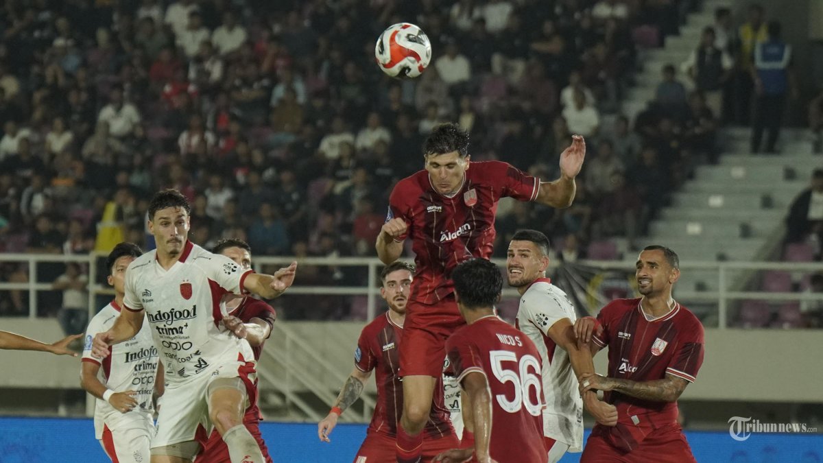 BERDUEL UDARA - Pesepak bola Persis Solo, Luka Dumancic menyundul bola saat melawan Bali United dalam pertandingan Super League di Stadion Manahan, Solo, Kamis (12/3/2026) malam. Persis Solo menang dengan skor 3-0 atas Bali United. Tribun Solo/Muhammad Nursina