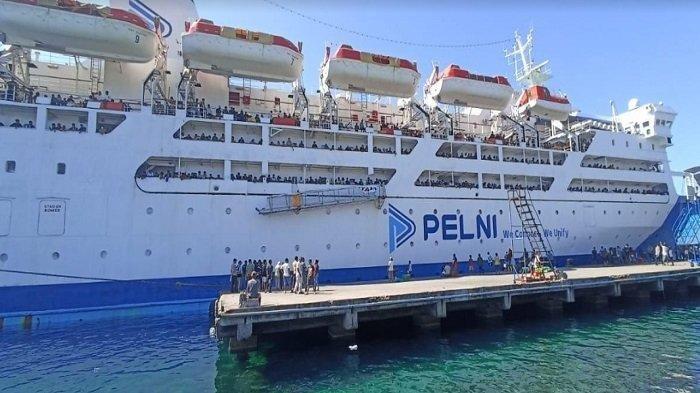 KM BUKIT SIGUNTANG - Ribuan penumpang membludak di Pelabuhan Laurentius Say Maumere, Kabupaten Sikka, NTT saat kapal KM Bukit Siguntang bersandar, Minggu (7/7/2024). Simak jadwal kapal Pelni rute Makassar ke Kupang April 2026. Cek juga pilihan kapal hingga harganya.