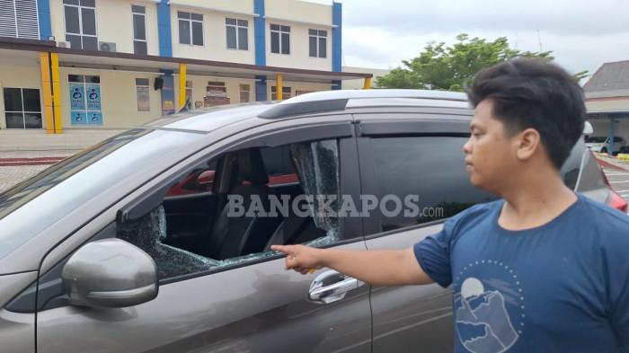 KACA MOBIL PECAH  -- Korban perampokkan saat menunjukkan kondisi mobil, di Mapolresta Pangkalpinang, Kamis (2/4/2026)