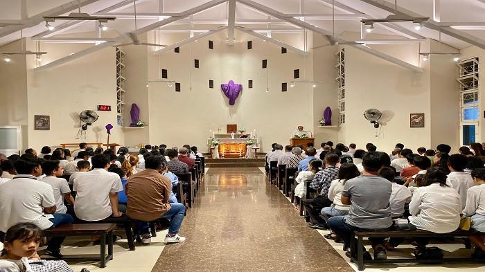 PENGAMANAN -- Kapolres Bangka Selatan, AKBP Agus Arif Wijayanto ketika melakukan peninjauan pengamanan di Gereja Paroki Santa Maria Toboali, Kamis (2/4/2026) malam. Sebanyak 174 orang personel dikerahkan guna melakukan pengamanan hingga Minggu (5/4/2026) mendatang.