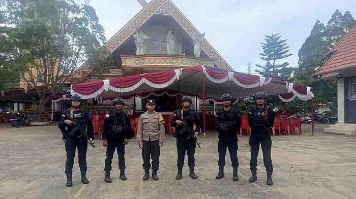 JUMAT AGUNG - Personel Polisi lakukan pengamanan Ibadah Jumat Agung di Kabupaten Ketapang, Jumat 3 April 2026. Kesiapsiagaan aparat kepolisian dalam mengawal seluruh rangkaian ibadah yang digelar secara serentak di sejumlah gereja