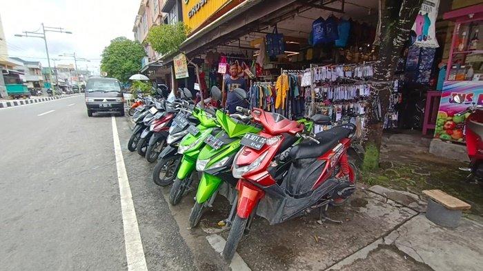 Aktivitas petugas parkir di area wilayah kerja Perumda Tarakan Aneka Usaha, Jalan Gajah Mada. TRIBUNKALTARA.COM/ANDI PAUSIAH