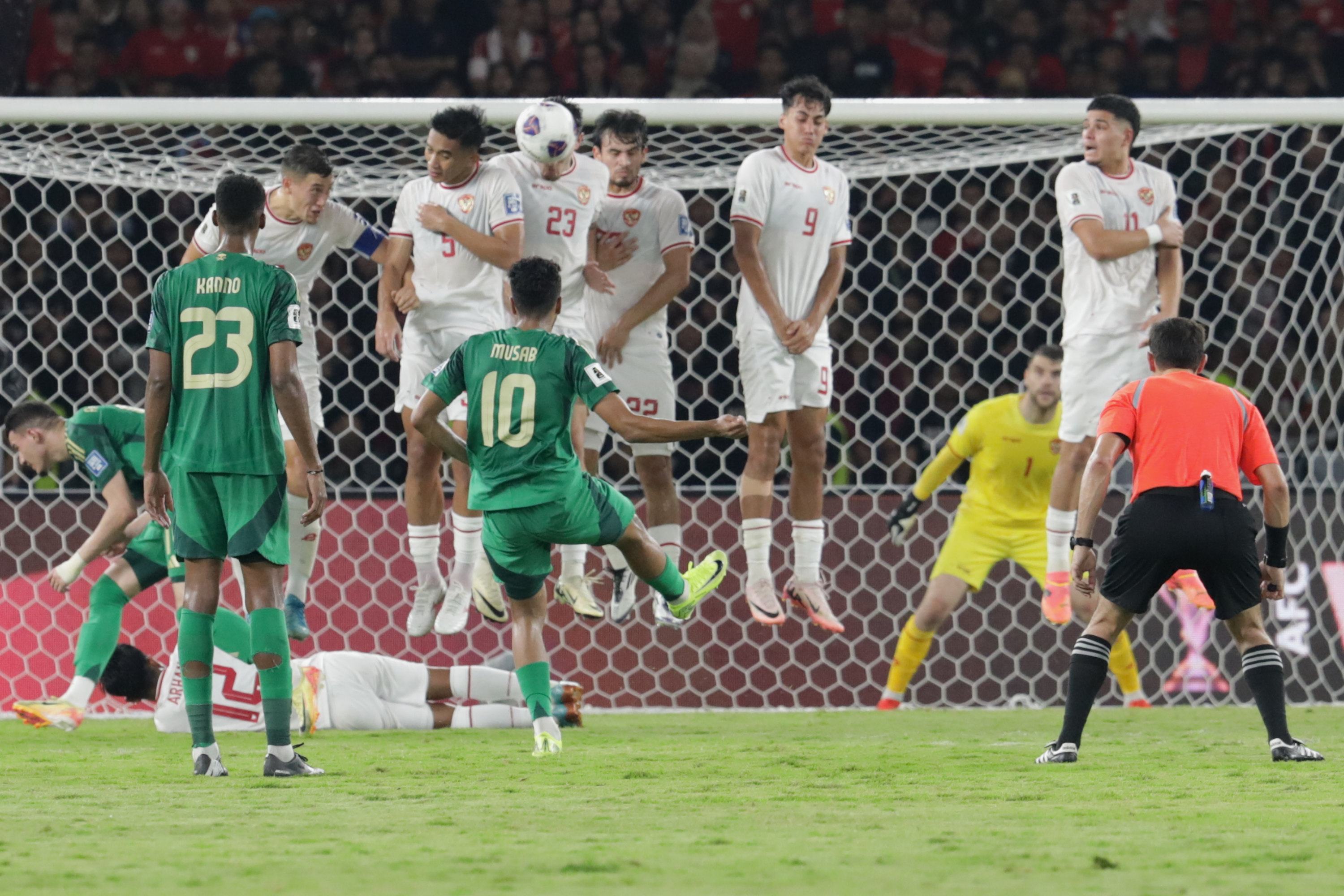 Pesepak bola Timnas Indonesia menghalau tendangan pesepak bola Timnas Arab Saudi dalam laga Grup C Babak Ketiga Kualifikasi Piala Dunia 2026 di Stadion Utama Gelora Bung Karno, Senayan, Jakarta, Selasa (19/11/2024). Dalam pertandingan tersebut Timnas Indonesia mengalahkan Timnas Arab Saudi dengan skor 2-0. TRIBUNNEWS/IRWAN RISMAWAN