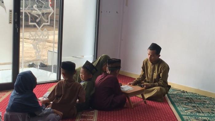 Aktivitas anak-anak di mushola kawasan eks lokalisasi Payo Sigadung, Kota Jambi