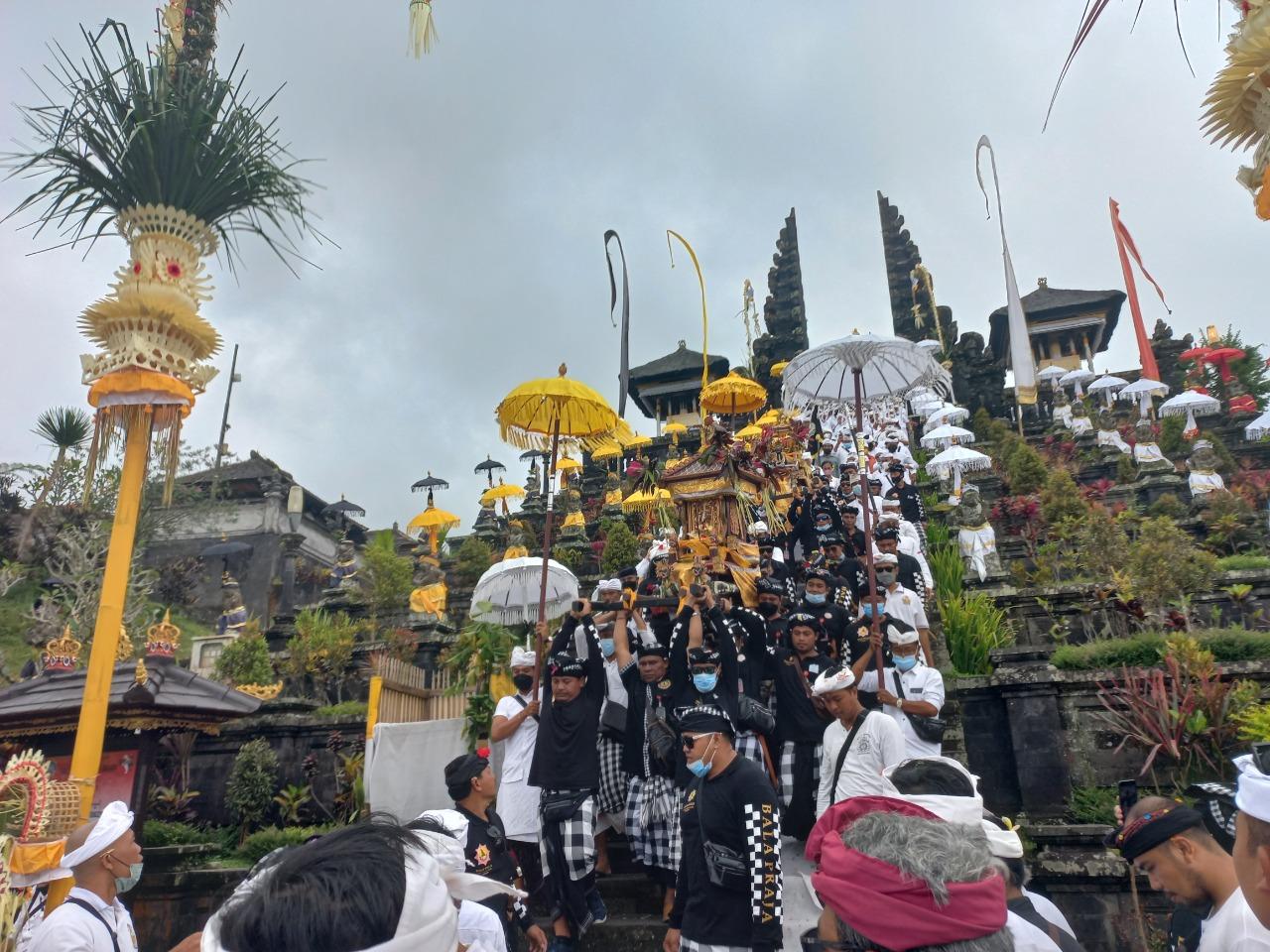MELASTI - Ribuan orang mengiringi ritual melasti serangkaian Upacara Tawur Tabuh Gentuh dan Karya Ida Bhatara Turun Kabeh di Pura Agung Besakih Karangasem digelar, Selasa (15/3) pagi.
