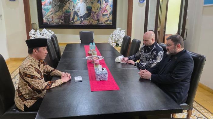 DUBES IRAN TEMUI JOKOWI - Duta Besar Iran untuk Indonesia, Mohammad Boroujerdi, bertemu Presiden ke-7 RI Joko Widodo di Surakarta, Jawa Tengah, Rabu (1/4/2026). Dalam pertemuan itu, Dubes Iran meminta nasihat Jokowi terkait perang Israel-AS dan dampaknya bagi rakyat Iran.