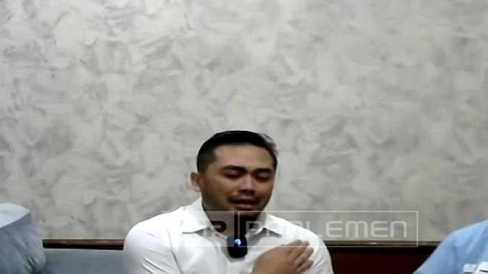 KASUS AMSAL SITEPU - Videografer Amsal Sitepu menangis saat mengadukan kasusnya ke Komisi III DPR dari Sumatera Utara, Senin (30/3/2026). Ia dituduh melakukan penggelembungan anggaran (mark up) dalam jasa pembuatan video promosi desa.