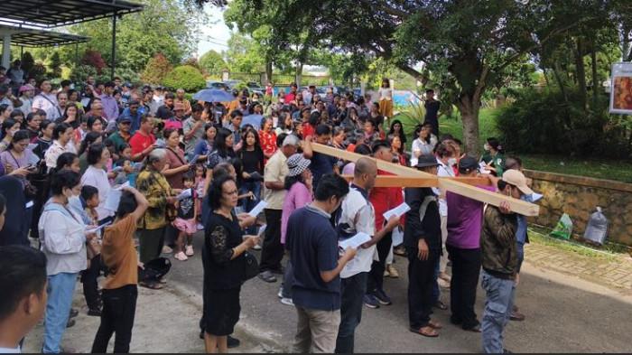 JALAN SALIB -  Ratusan umat Katolik di Gereja Santo Gregorius Agung Jambi menggelar ibadat Jalan Salib dalam rangka memperingati Jumat Agung pada hari ini, Jumat (3/4/2026).