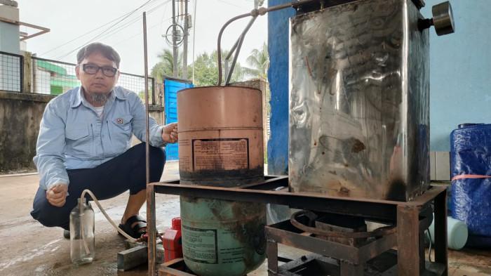 OLAH SAMPAH PLASTIK - Ucu Allpaeruzzabadi, membuat mesin pengolahan sampah yang bisa mengubah sampah plastik menjadi bahan bakar solar di lokasi bengkelnya, Jalan Projakal, Gg Blambangan No. 47 RT. 62, Kelurahan Graha Indah, Kecamatan Balikpapan Utara, Kota Balikpapan, Kalimantan Timur. Sementara ini, hasil olahan solarnya dikonsumsi sendiri untuk operasional alat mesin pencacah sampah plastik di Balikpapan. 