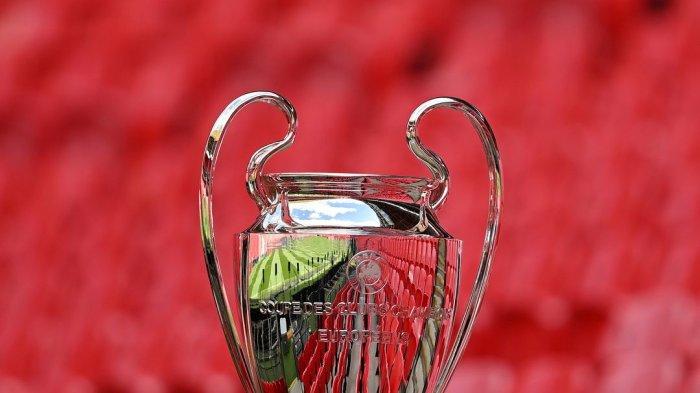 Trofi Liga Champions 2023/2024 yang dipajang di Stadion Wembley
