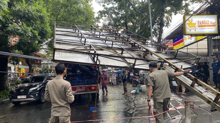 TIMPA KABEL - Petugas gabungan saat mengevakusi reklame roboh di Jalan Purnawarman, Kota Bandung, Jumat 3 April 2026.