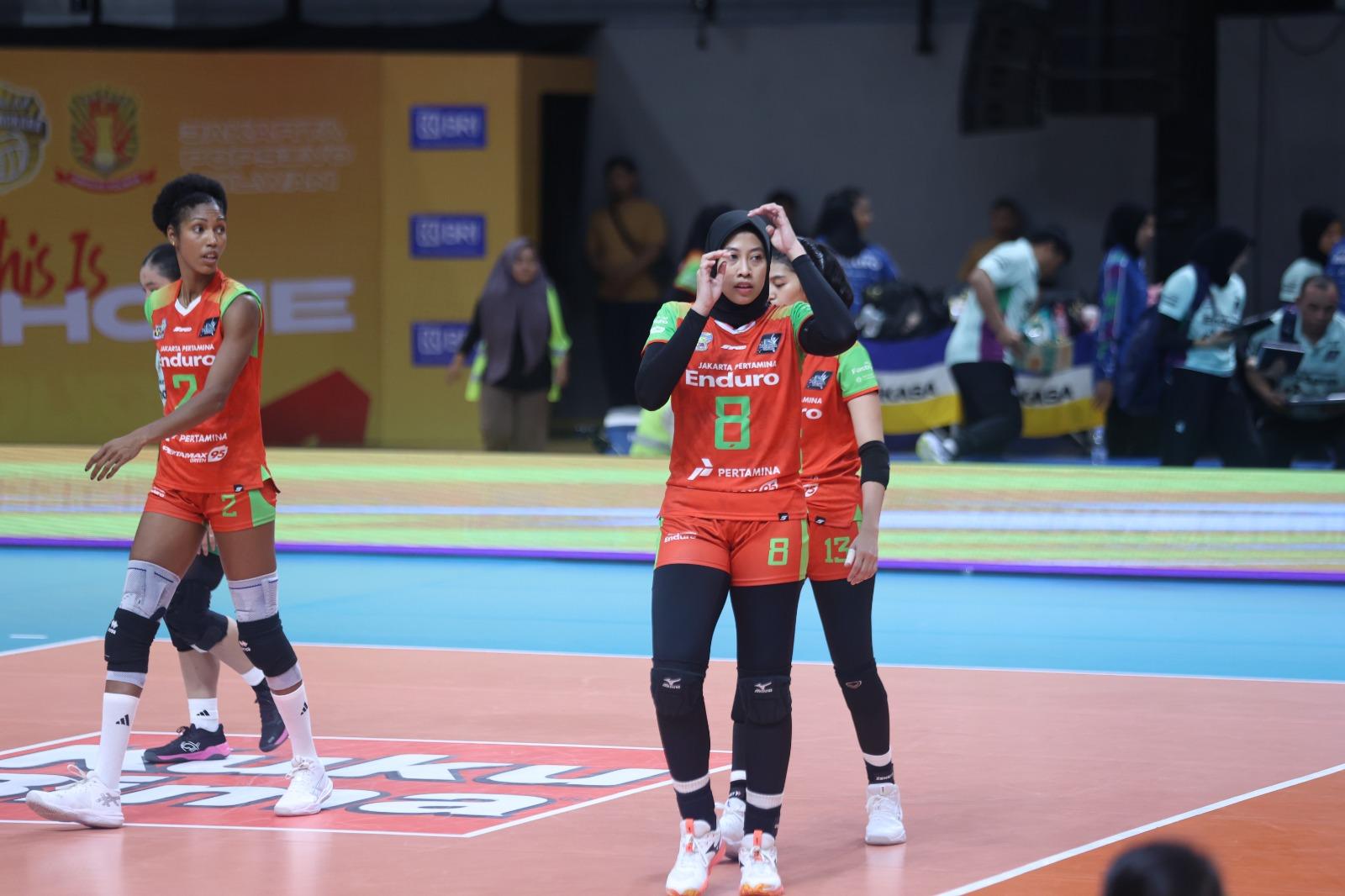 MEGAWATI HANGESTRI - Momen Megawati Hangestri Pertiwi (tengah) memperbaiki hijabnya saat pertandingan Proliga 2026 antara Jakarta Electric PLN melawan Jakarta Pertamina Enduro di GOR Terpadu Ahmad Yani, Pontianak, Kalimantan Barat, Jumat (9/1/2026).