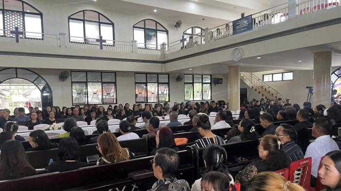 PERJAMUAN KUDUS - Suasana khidmat dan penuh perenungan menyelimuti pelaksanaan Sakramen Perjamuan Kudus dalam Ibadah Jumat Agung di GMIM Betlehem Kawangkoan Baru, Minahasa Utara, Jumat (3/4/2026).