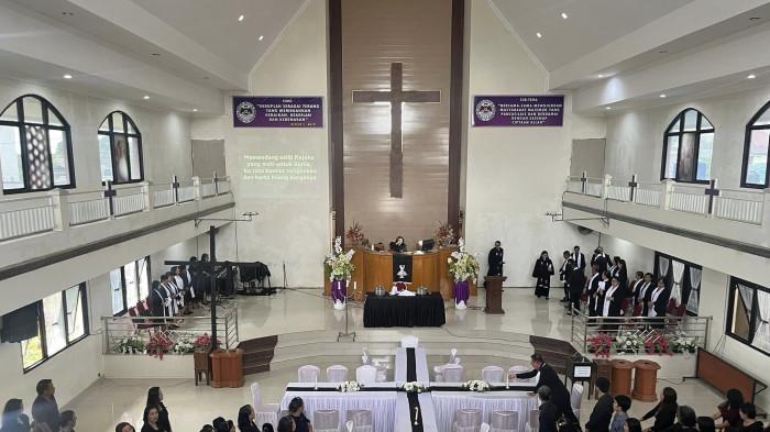 PERJAMUAN KUDUS - Suasana khidmat dan penuh perenungan menyelimuti pelaksanaan Sakramen Perjamuan Kudus dalam Ibadah Jumat Agung di GMIM Betlehem Kawangkoan Baru, Minahasa Utara, Jumat (3/4/2026).