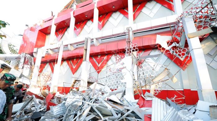 MENINJAU - Gubernur Sulawesi Utara, Yulius Selvanus Komaling (YSK), turun langsung meninjau kondisi Gedung Hall B KONI Manado, Kamis (2/4/2026) sore. Kunjungan tersebut dilakukan usai gempa bumi yang terjadi pada pagi hari, yang mengakibatkan kerusakan pada bangunan, termasuk robohnya sebagian tembok gedung.