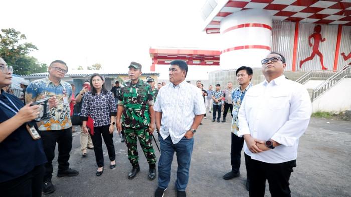 MENINJAU - Gubernur Sulawesi Utara, Yulius Selvanus Komaling (YSK), turun langsung meninjau kondisi Gedung Hall B KONI Manado, Kamis (2/4/2026) sore. Kunjungan tersebut dilakukan usai gempa bumi yang terjadi pada pagi hari, yang mengakibatkan kerusakan pada bangunan, termasuk robohnya sebagian tembok gedung.
