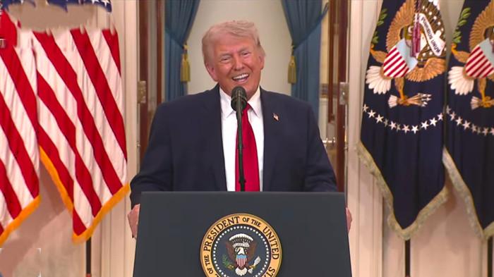 TRUMP DITERTAWAKAN DUNIA - DI Cross Hall Gedung Putih, Presiden AS Donald Trump berdiri dengan kepercayaan diri yang menjadi ciri khasnya, Rabu malam (1/4/2026) dan berpidato selama 20 menit, mencoba menjual narasi kemenangan kepada rakyat Amerika soal Perang di Iran. Media Iran, Tasnim News mengatakan pidato Trump ini adalah sebuah kelucuan yang ditertawakan dunia Internasional dan sebenarnya bentuk pengakuan kalah telak dalam perang di Iran.