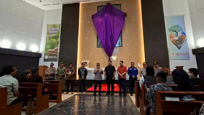 PERAYAAN PASKAH - Suasana misa Jumat Agung di Gereja Ibu Teresa Cikarang, Kabupaten Bekasi pada Jumat (2/4/2026). Ribuan umat Kristiani mengikuti rangkaian Tri Hari Suci menjelang Paskah di Gereja Ibu Teresa Cikarang. Misa Jumat Agung berlangsung khidmat meski jemaat membludak hingga area luar gereja.