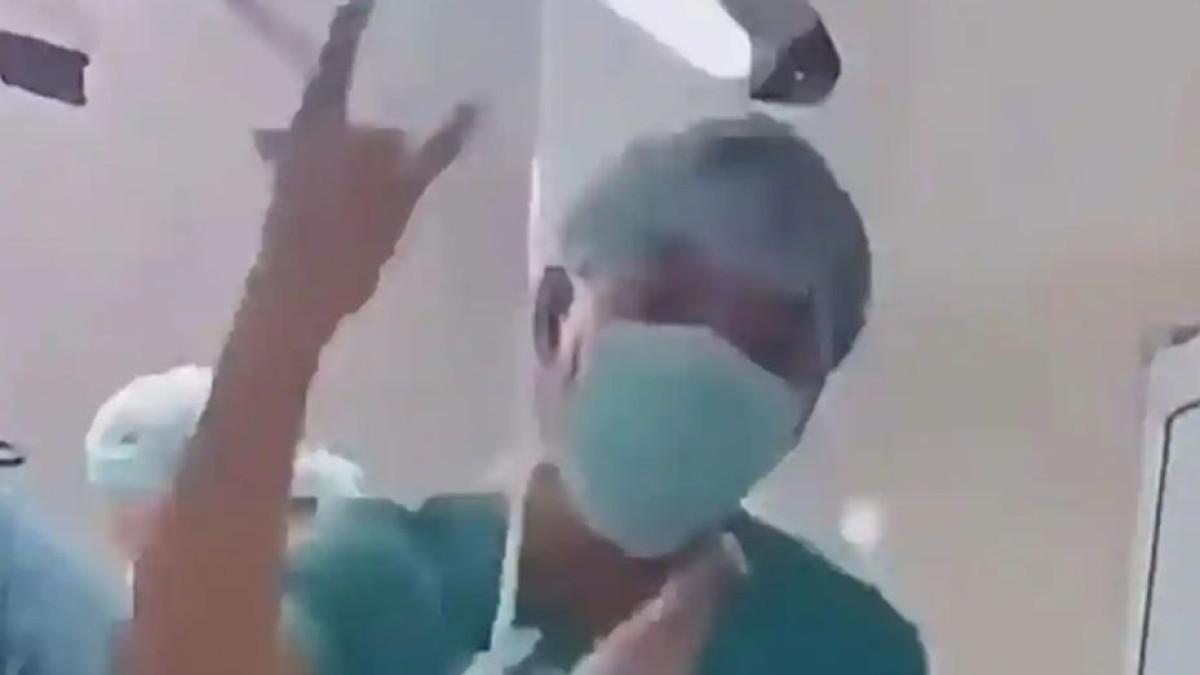 NAKES JOGET - Seorang perawat berinisial RA berjoget di ruang operasi RSU Datu Beru Takengon, Aceh Tengah.