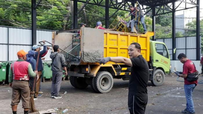 TURUN LANGSUNG - Wali Kota Surabaya, Eri Cahyadi, turun langsung mengecek kondisi TPS Rangkah, Surabaya, Jawa Timur pada Rabu (1/4/2026). Banyak gerobak sampah parkir hingga sampah kasur dan sofa ditemukan di sejumlah TPS.‎