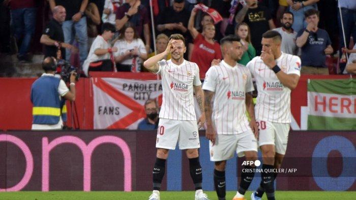 Gelandang Sevilla Kroasia Ivan Rakitic (kiri) merayakan setelah mencetak gol selama pertandingan sepak bola Liga Spanyol antara Sevilla FC dan Real Madrid CF di stadion Ramon Sanchez Pizjuan di Seville pada 17 April 2022.
