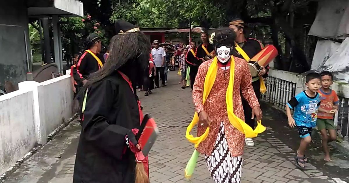 Aksi penari Barongan Lanang dan Wadon dalam Reog Cemandi di Sidoarjo yang diiringi tabuhan kendang khas.