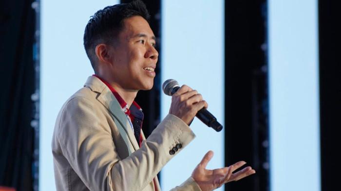 PERKUAT BRAND - Martin Hendriadi, Managing Director PT Mikatasa Agung, pemilik brand Lem Rajawali, saat mengenalkan upaya perusahaan dalam transformasi brand secara menyeluruh sebagai wujud komitmen untuk tumbuh lebih dekat dengan masyarakat dan pelaku usaha lokal di Jatim.